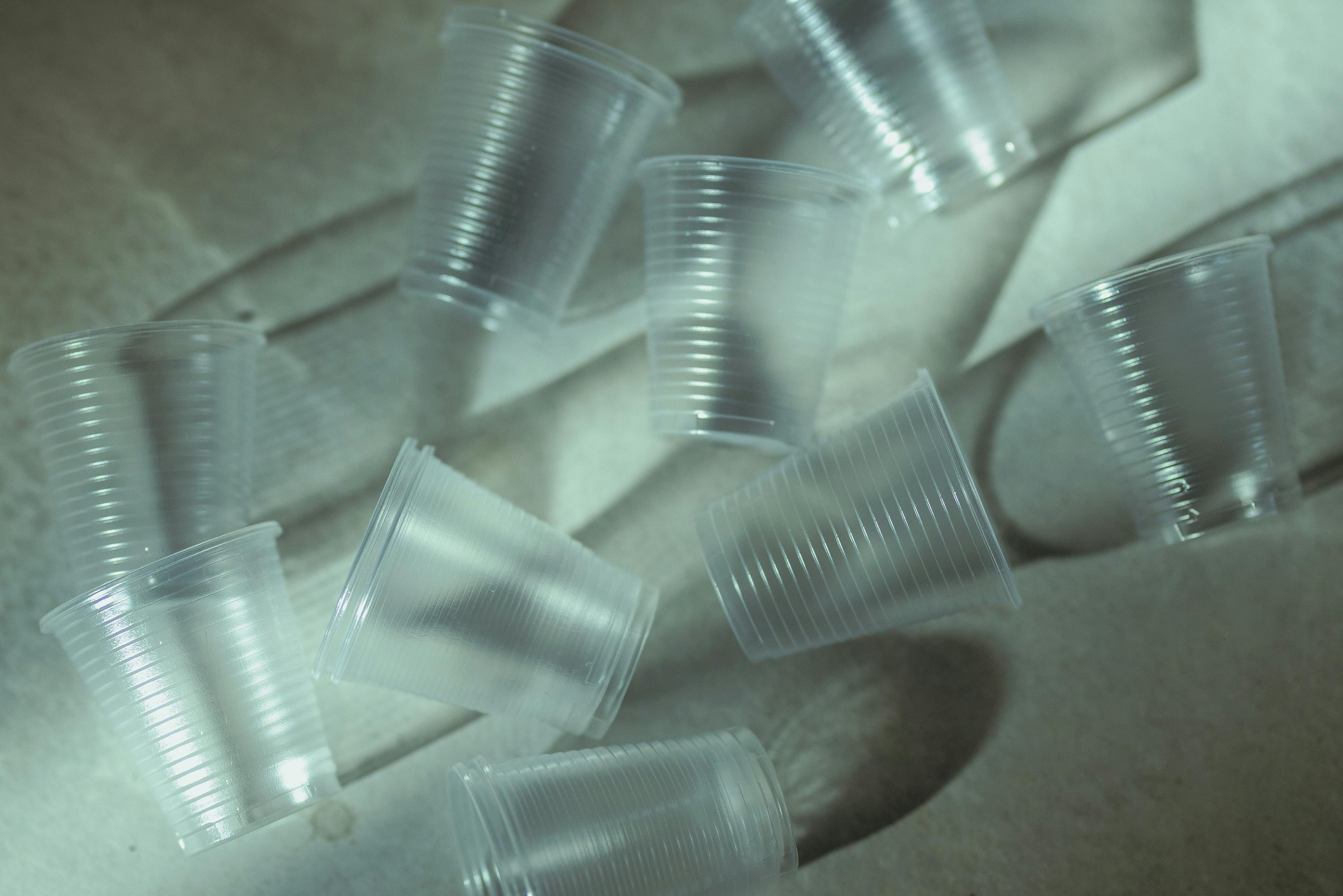 آكواب بلاستيكية متنوعة